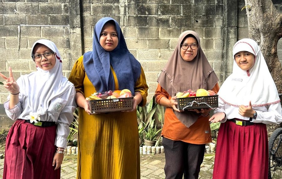 Siswa SD Al Muslim Rayakan Kelulusan dengan Berbagi Parcel Buah