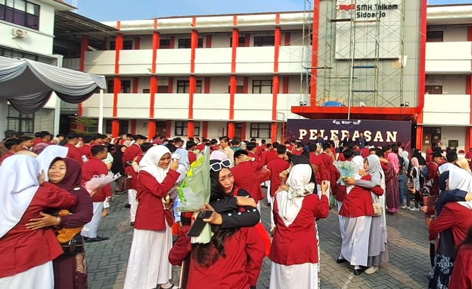 Siswa SMK Telkom Sidoarjo Dilepas dengan Kesederhanaan dan Penuh Kesan