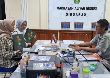 Alumni Madrasah Aliyah Negeri Sidoarjo Ramai-Ramai Mengambil Ijazah
