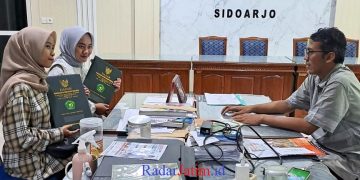 Alumni Madrasah Aliyah Negeri Sidoarjo Ramai-Ramai Mengambil Ijazah