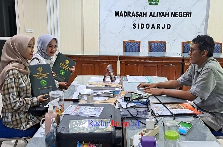 Alumni Madrasah Aliyah Negeri Sidoarjo Ramai-Ramai Mengambil Ijazah