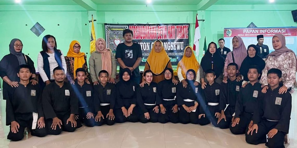 Disahkan Jadi Warga Baru PSHT, Para Siswa Sungkem Dulu kepada Orang Tua Masing-masing