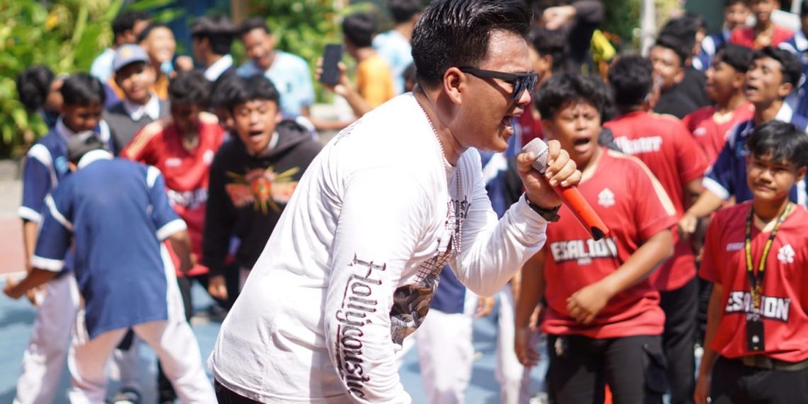 Dihibur Hollycustic Band, Smamdela Gresik Sukses Gelar Awarding ESALION