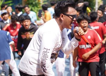 Dihibur Hollycustic Band, Smamdela Gresik Sukses Gelar Awarding ESALION