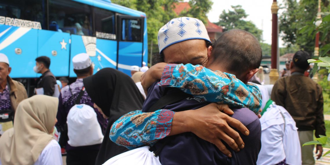 Pelukan dan Tangis Haru Warnai Kedatangan Jamaah Haji di Kediri