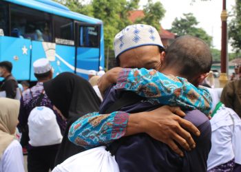 Pelukan dan Tangis Haru Warnai Kedatangan Jamaah Haji di Kediri