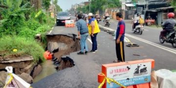 Jalan Ambrol di Bringkang Gresik Mulai Diperbaiki, DPRD Minta Jangan Asal-asalan