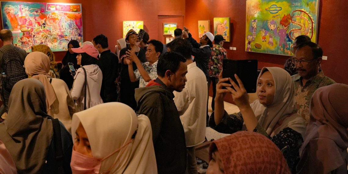 Sukses, Pameran Tunggal Pelukis Usia 6 Tahun Azahra Adiva