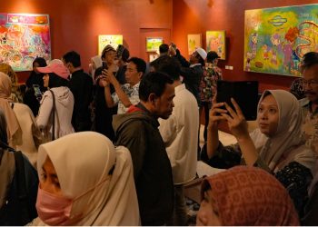 Sukses, Pameran Tunggal Pelukis Usia 6 Tahun Azahra Adiva