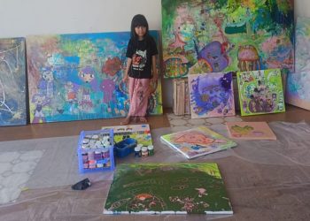 Dunia Anak, Dunia Bermain (Bulan Berpelukan dengan Kucing)