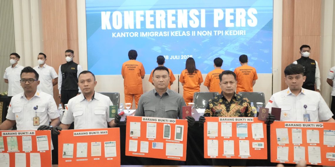 Amankan 5 WNA, Imigrasi Kelas II Non TPI Kediri Ajak Masyarakat Laporkan WNA Mencurigakan