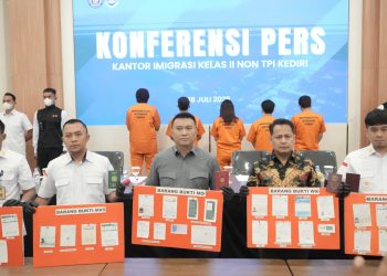 Amankan 5 WNA, Imigrasi Kelas II Non TPI Kediri Ajak Masyarakat Laporkan WNA Mencurigakan