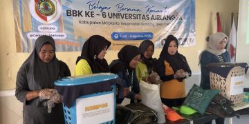 Mahasiswa BBK 6 Unair Kenalkan Kompos Takakura lewat Program SIKOMPAS ke Warga Centong, Mojokerto