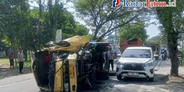 Diduga Sopir Mengantuk, Truk Terguling di Camplong Sampang