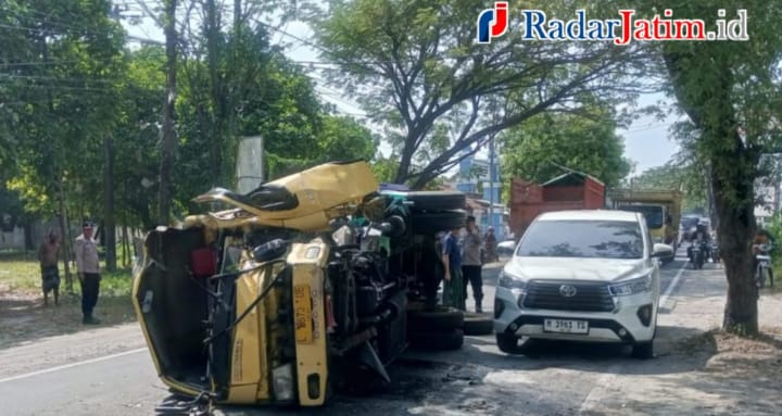 Diduga Sopir Mengantuk, Truk Terguling di Camplong Sampang
