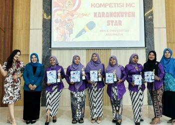 Mahasiswa Unair Beri Pelatihan Public Speaking Warga Desa Karangkuten