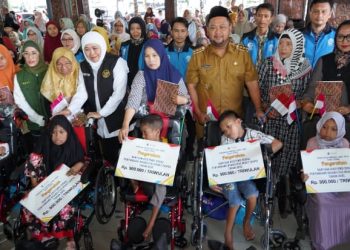 Perkuat Perlindungan Sosial, Pemkab Gresik – Pemprov Jatim Salurkan Bansos Rp 5,8 Miliar