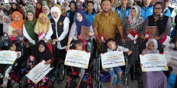 Perkuat Perlindungan Sosial, Pemkab Gresik – Pemprov Jatim Salurkan Bansos Rp 5,8 Miliar