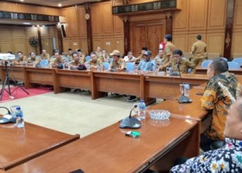 Suhu Politik Antar Elit Tak Kunjung Padam, Puluhan Kades Ngluruk Kantor DPRD Sidoarjo