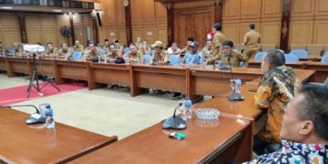 Suhu Politik Antar Elit Tak Kunjung Padam, Puluhan Kades Ngluruk Kantor DPRD Sidoarjo