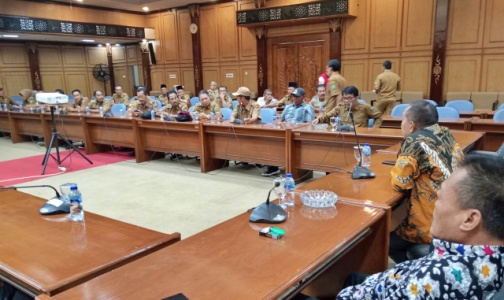 Suhu Politik Antar Elit Tak Kunjung Padam, Puluhan Kades Ngluruk Kantor DPRD Sidoarjo