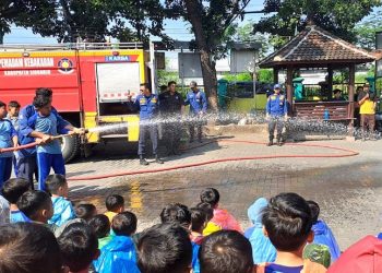 Siswa SDIT El Haq Sidoarjo Diedukasi Tentang Pemadam Kebakaran Sejak Dini