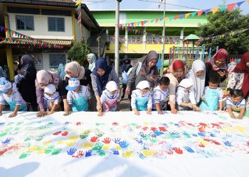 MPLS Ramah KB TK Al Mulsim Dengan Cap 5 Jari Dukungan Kolaborasi Sekolah dan Orang Tua Siswa