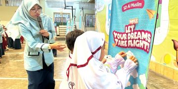 MPLS Ramah SD Al Muslim Ajak Siswa Terbangkan Pesawat dan Menulis Cita-Cita