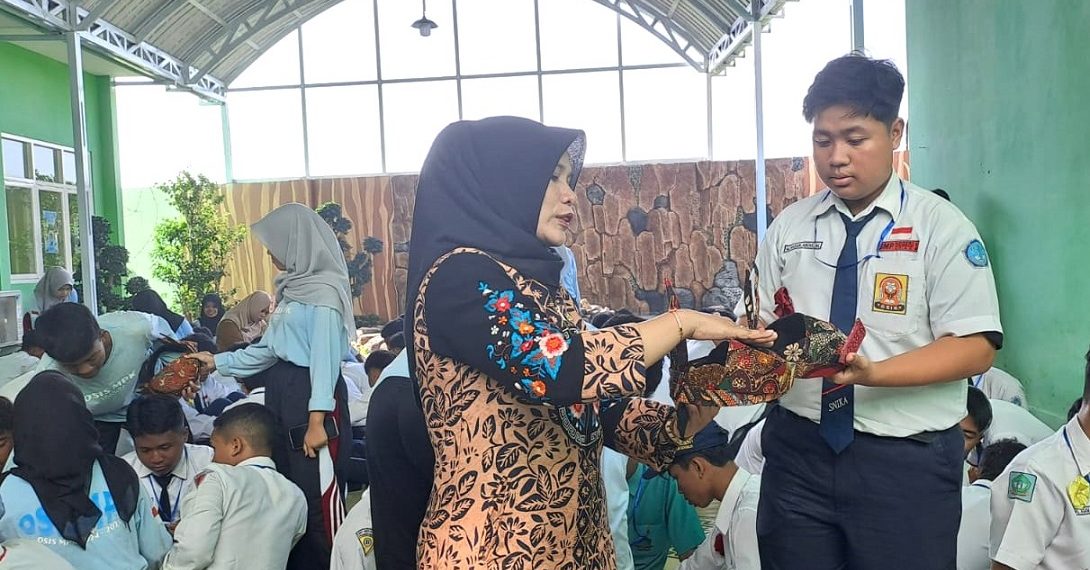 MPLS Ramah SMA Negeri 1 Wonoayu Angkat Kearifan Lokal, Buat Udeng Pacul Gowang dan Kipas Bambu