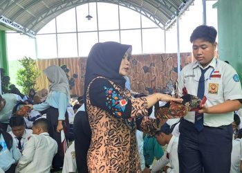 MPLS Ramah SMA Negeri 1 Wonoayu Angkat Kearifan Lokal, Buat Udeng Pacul Gowang dan Kipas Bambu