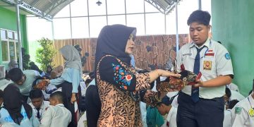 MPLS Ramah SMA Negeri 1 Wonoayu Angkat Kearifan Lokal, Buat Udeng Pacul Gowang dan Kipas Bambu