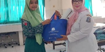 Dukung Pemerataan Pendidikan, SMA Negeri 2 Sidoarjo Bantu Seragam Gratis Pada Siswanya