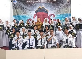 ‘SMANITA Peduli’ Bagikan Seragam Gratis dan Beri Penghargaan Siswa Berprestasi