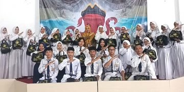 ‘SMANITA Peduli’ Bagikan Seragam Gratis dan Beri Penghargaan Siswa Berprestasi