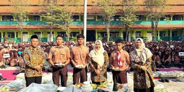 SMA Negeri 1 Tarik Potong 40 Tumpeng Sebagai Rasa Syukur dan Doa Bersama
