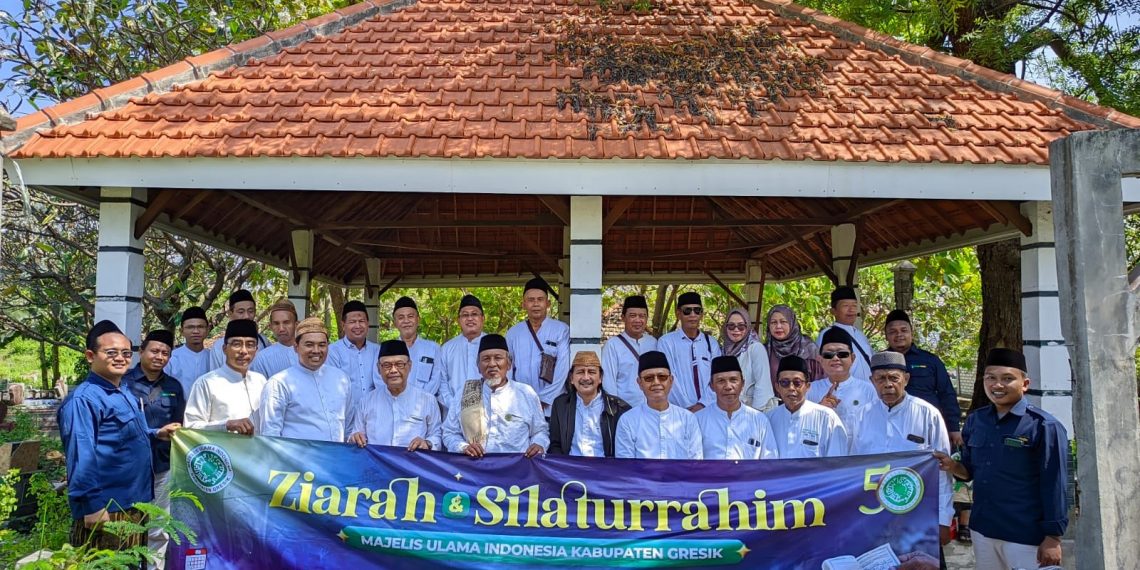 Milad ke-50, MUI Gresik Ziarahi Makam Ketua Umum dari Masa ke Masa