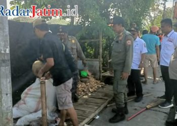 Ciptakan Kenyamanan Ruang Publik, Pemcam Tertiban PKL di Trotoar Alun-alun Blega