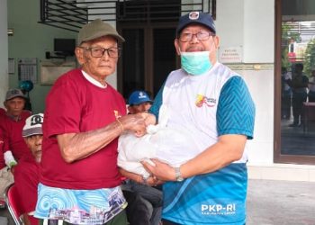 Di Hari Koperasi Nasional ke-78, PKPRI Gresik Bagikan 100 Paket Sembako kepada Tukang Becak