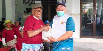 Di Hari Koperasi Nasional ke-78, PKPRI Gresik Bagikan 100 Paket Sembako kepada Tukang Becak