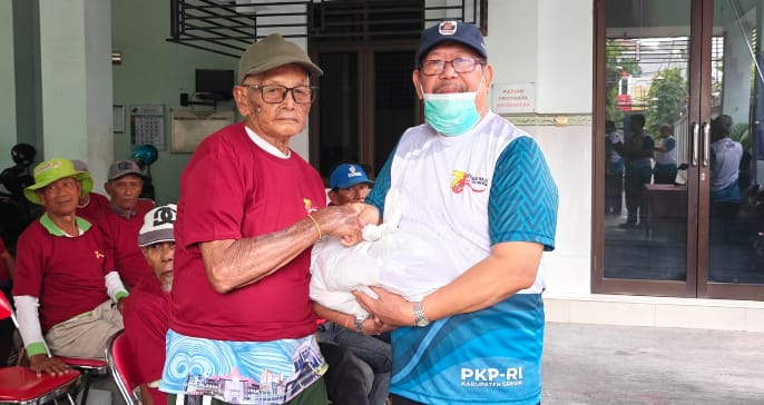 Di Hari Koperasi Nasional ke-78, PKPRI Gresik Bagikan 100 Paket Sembako kepada Tukang Becak