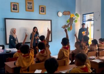 Berlangsung Sangat Interaktif, Mahasiswa KKN BBK 6 Unair Gelar Bimbingan Belajar di SDN 1 Pacet, Mojokerto