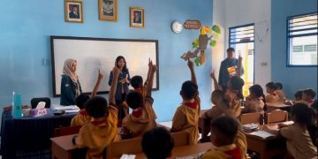 Berlangsung Sangat Interaktif, Mahasiswa KKN BBK 6 Unair Gelar Bimbingan Belajar di SDN 1 Pacet, Mojokerto