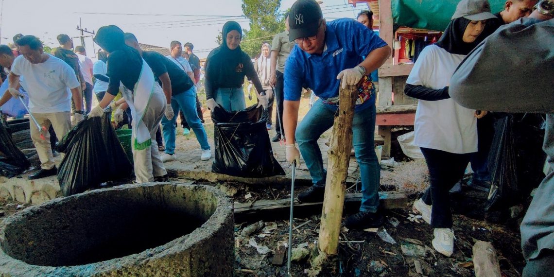 Sambut HUT ke-80 Kemerdekaan RI, Wabup Gresik Bersihkan Kawasan Pesisir bersama Warga dan Bagikan 10.000 Bendera