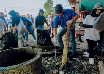 Sambut HUT ke-80 Kemerdekaan RI, Wabup Gresik Bersihkan Kawasan Pesisir bersama Warga dan Bagikan 10.000 Bendera