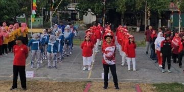 Peringati HUT ke-80 Kemerdekaan, Warga RW 08 Sukomulyo GKB Gelar Upacara dan Panggung Gembira