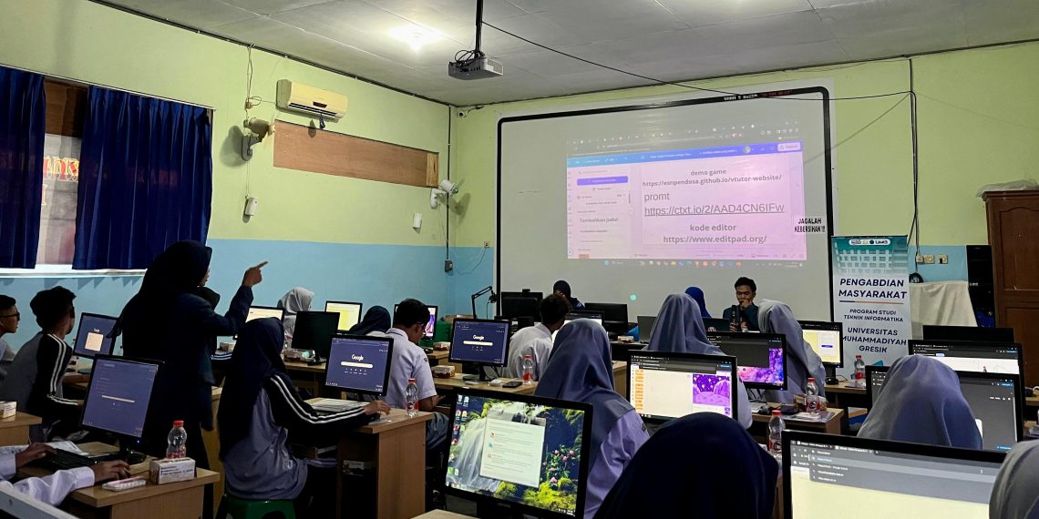 Didampingi Dosen dan Mahasiswa UMG, Crew Digital Content Smala Praktik Mendesain Game