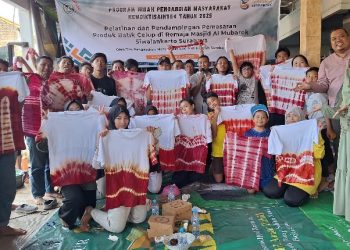 STKIP Al Hikmah Makmurkan Masjid Al Mubarok Melalui Pelestarian Batik Celup