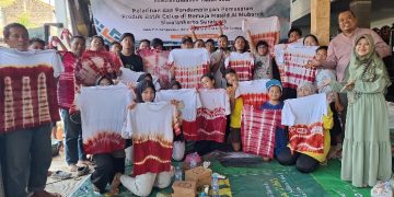 STKIP Al Hikmah Makmurkan Masjid Al Mubarok Melalui Pelestarian Batik Celup
