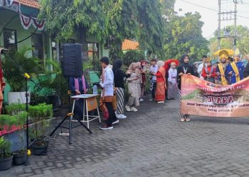 Peringatan HUT RI ke 80, SMA Negeri 1 Wonoayu Gelar Pawai Adat Nusantara