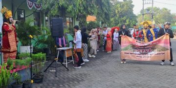 Peringatan HUT RI ke 80, SMA Negeri 1 Wonoayu Gelar Pawai Adat Nusantara